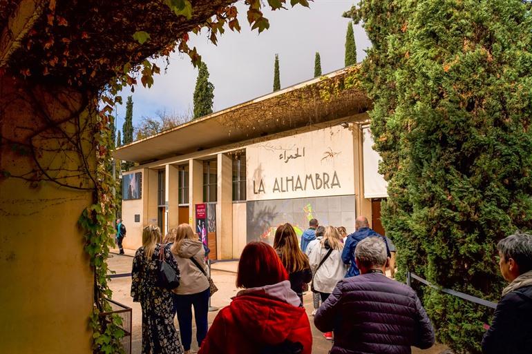Toeristen wachtrijen bij het Alhambra