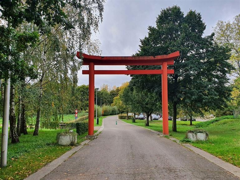 Torii of toegangspoort tot de parking van tuin