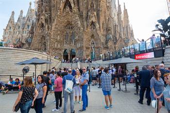 Touristen rond Sagrada Familia