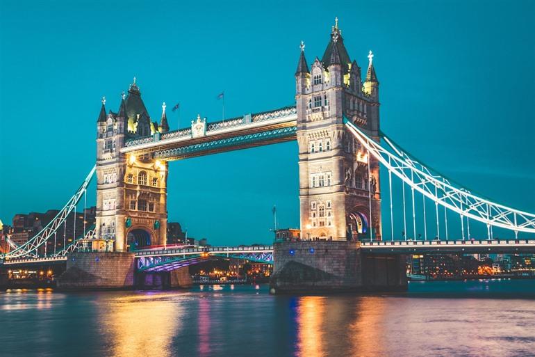 Tower Bridge tijdens de avond