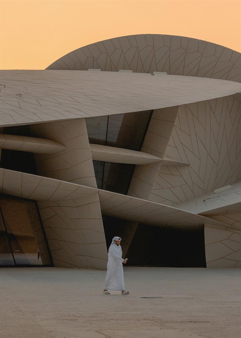 Traditioneel geklede man in Doha.jpgTraditioneel geklede man in Doha