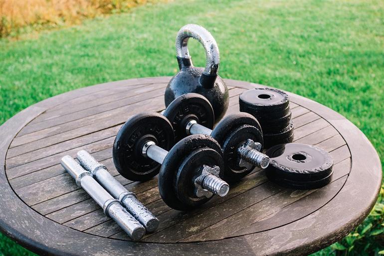 Trainen met kettlebell en dumbbell