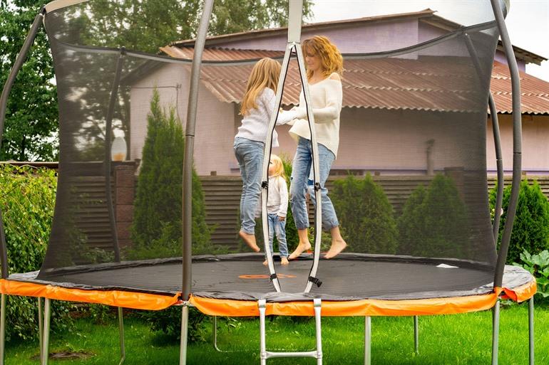 Trampolinespringen met veiligheidsnet