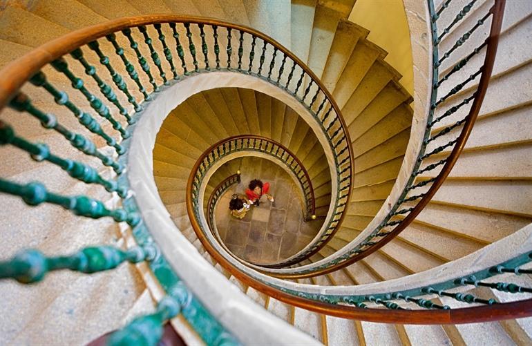 Trappen in het Museo do Pobo Galego, Santiago de Compostela, Spanje 
