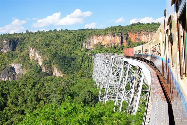 Trein viaduct Myanmar