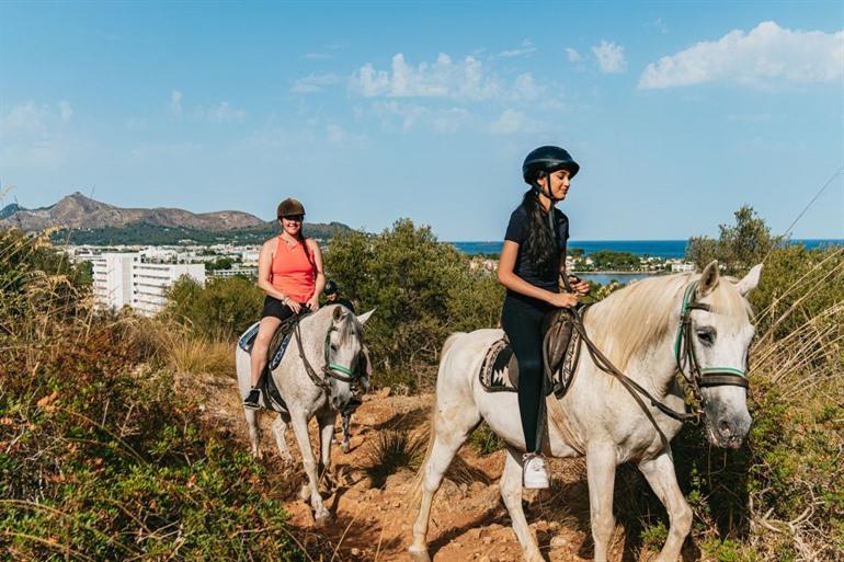 Trotseer de bergen te paard en geniet van het uitzicht op de Alcudia-baai
