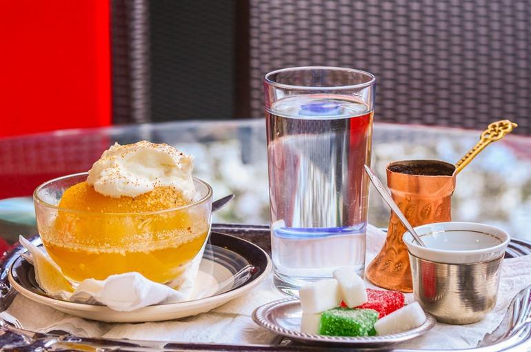 Tufahije, gevulde appel met walnoten en een Bosnische koffie