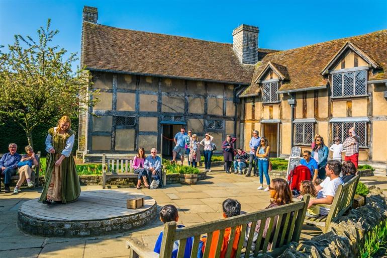 Tuin van het geboortehuis van Shakespeare in Stratford-upon-Avon