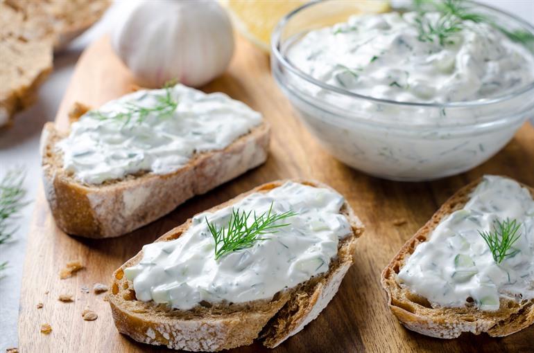 Tzatziki op een knapperig broodje, Griekse keuken