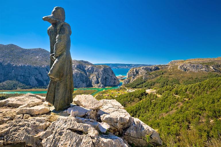 Uitkijkpunt bij het standbeeld Mila Gojsalic, Omis, Kroatië