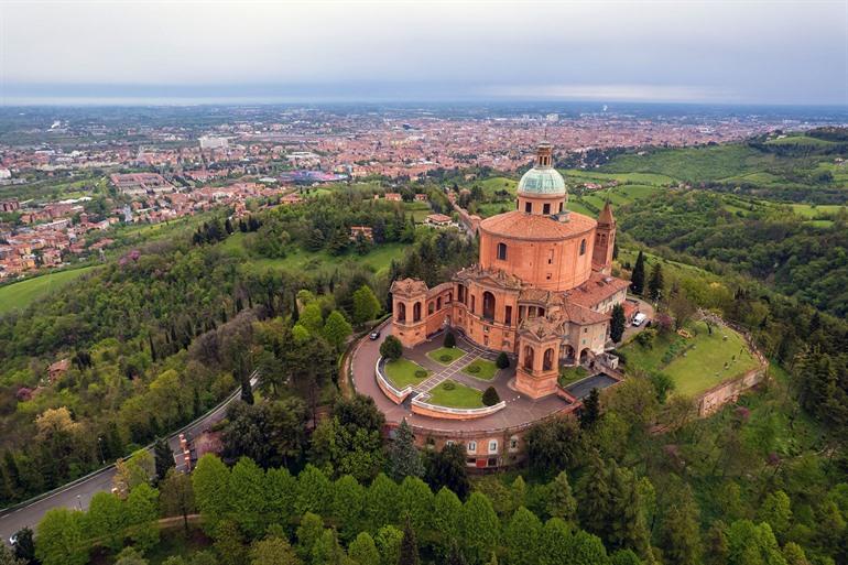 Uitzicht de basiliek Madonna di San Luca in Bologna