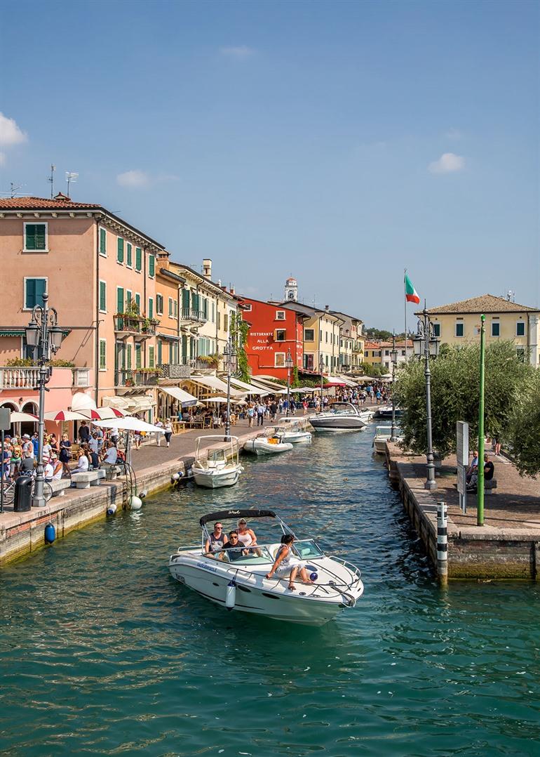 Uitzicht haven van Lazise