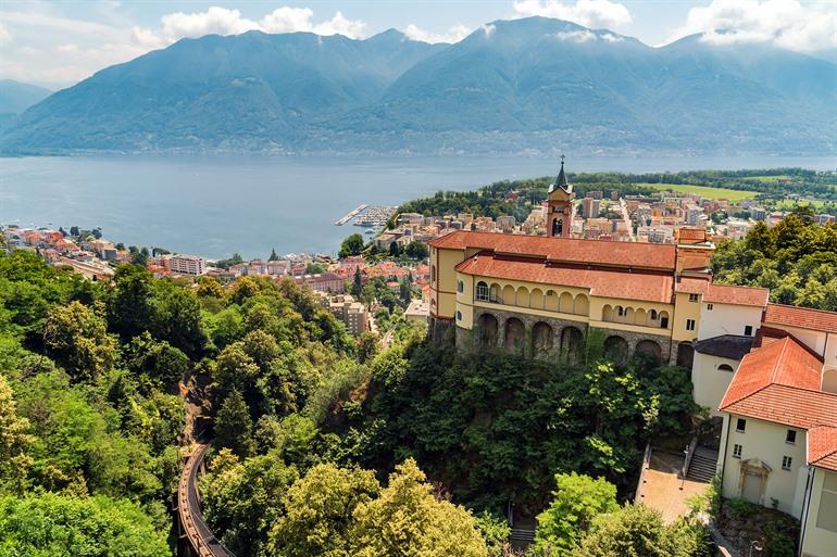 Uitzicht Locarno en de bedevaartskerk