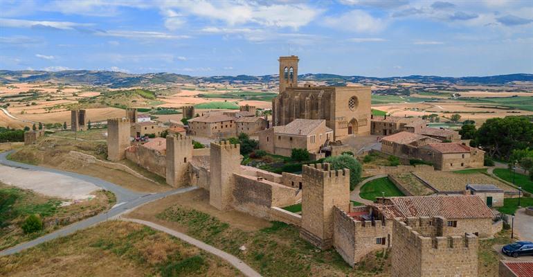 Uitzicht op Artajona en de oude vestingsmuren