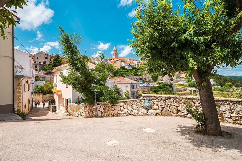 Uitzicht op centrum van Vrbnik, Kroatië