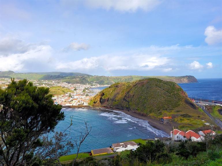 Uitzicht op de baai Porto Pim, vlakbij Horta, eiland Faial