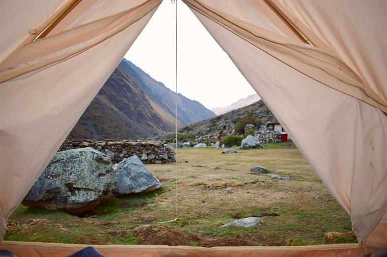 Uitzicht op de bergen vanuit de tent