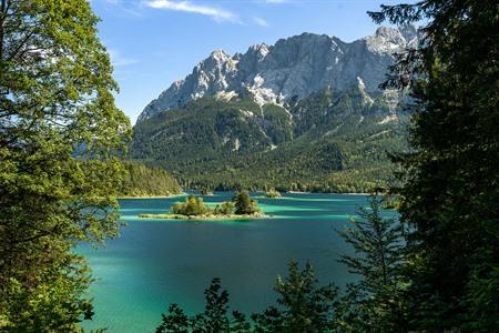 Uitzicht op de EIbsee aan de voet van de Zugspitze