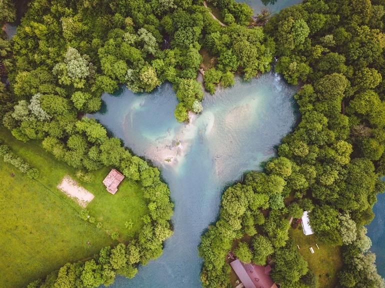 Uitzicht op de eilanden Japodski Otoci, Bosnië