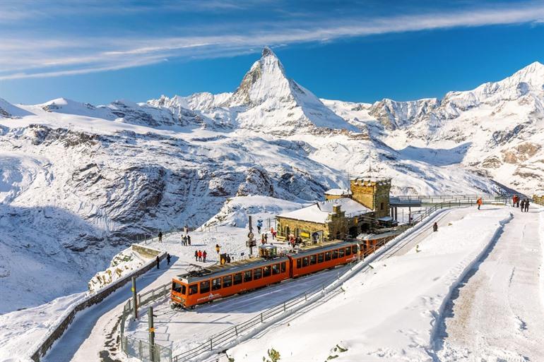 Uitzicht op de Gornergratbahn en de Matterhorn op de achtergrond