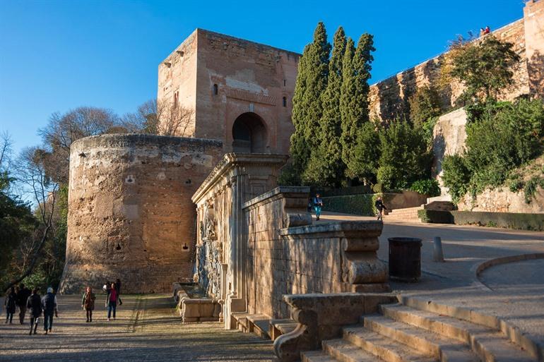 Uitzicht op de hoofdingang van het Alhambra