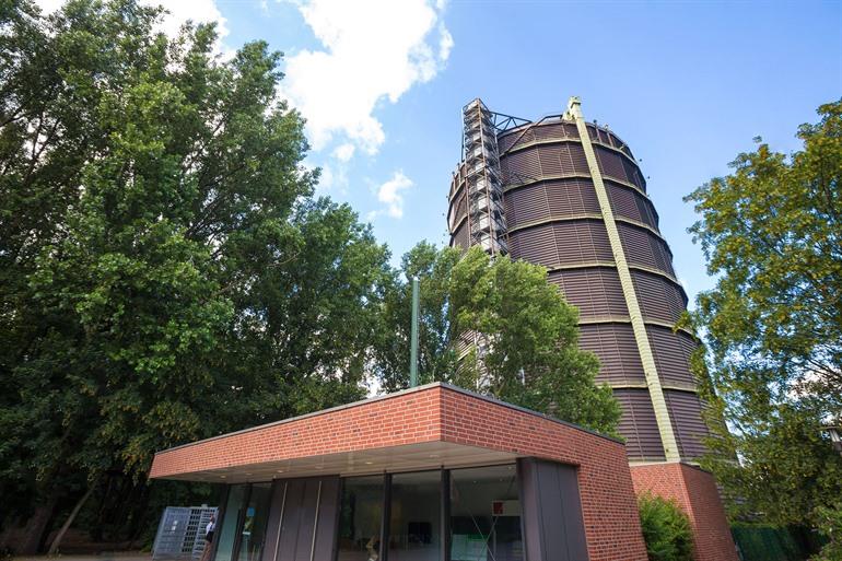 Uitzicht op de ingang en de Gasometer in Oberhausen