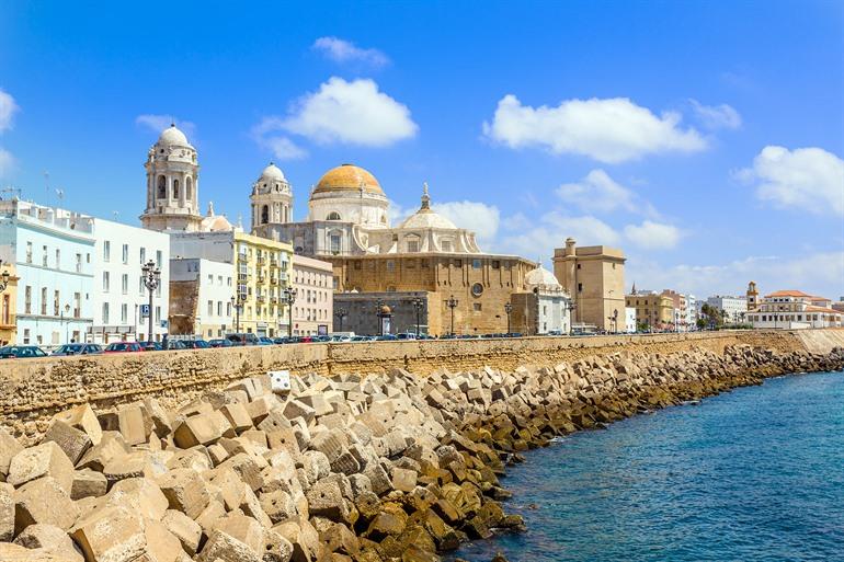Uitzicht op de kathedraal van historisch Cádiz