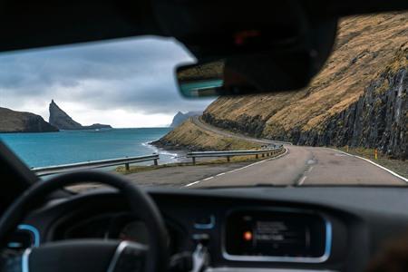 Uitzicht op de landschappen van de Faeröer tijdens je roadtrip