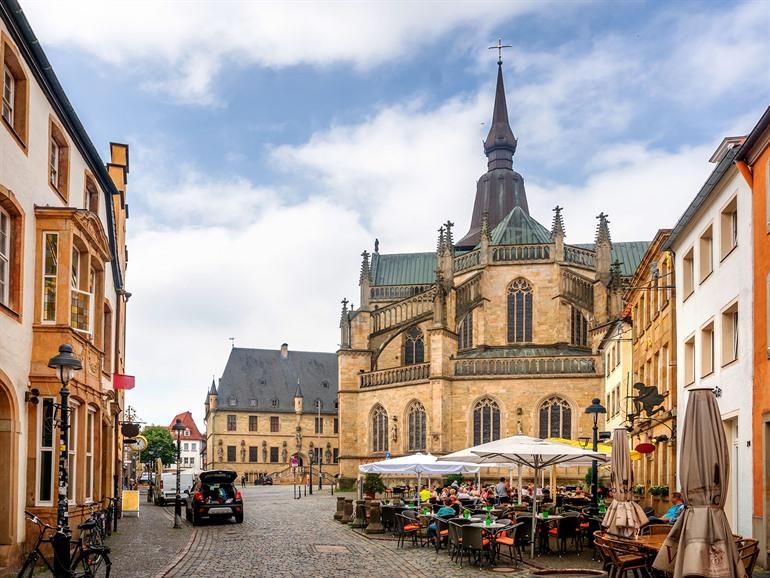 Uitzicht op de Mariakerk, het stadhuis en de markt van Osnabrück