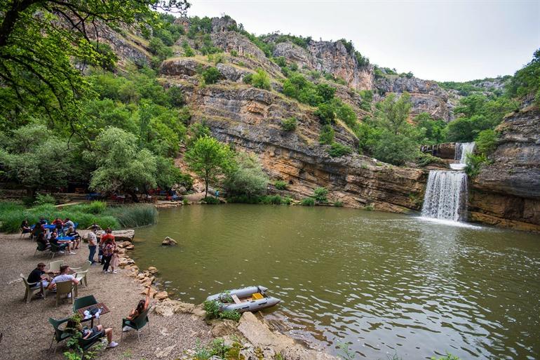 Uitzicht op de Mirusha watervallen