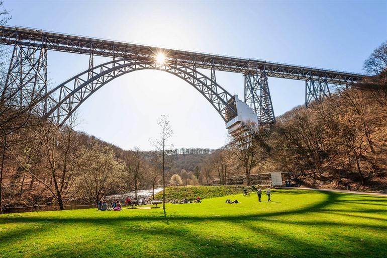 Uitzicht op de Müngstener Brücke vanaf het Müngstener Brückenpark, Noordrijn-Westfalen 