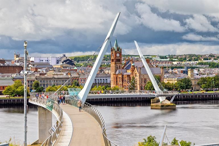 Uitzicht op de Peace Bridge and Guild Hall in Londonderry