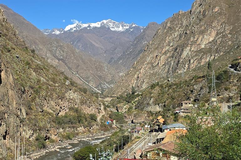 Uitzicht op de rivier de Urubamba in de Heilige Vallei op km 82