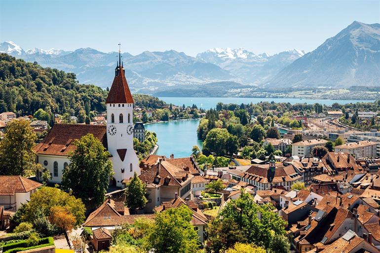 Uitzicht op de stad Thun en de stadskerk