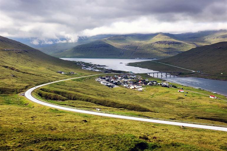 Uitzicht op de Streyminbrug, Eysturoy eiland