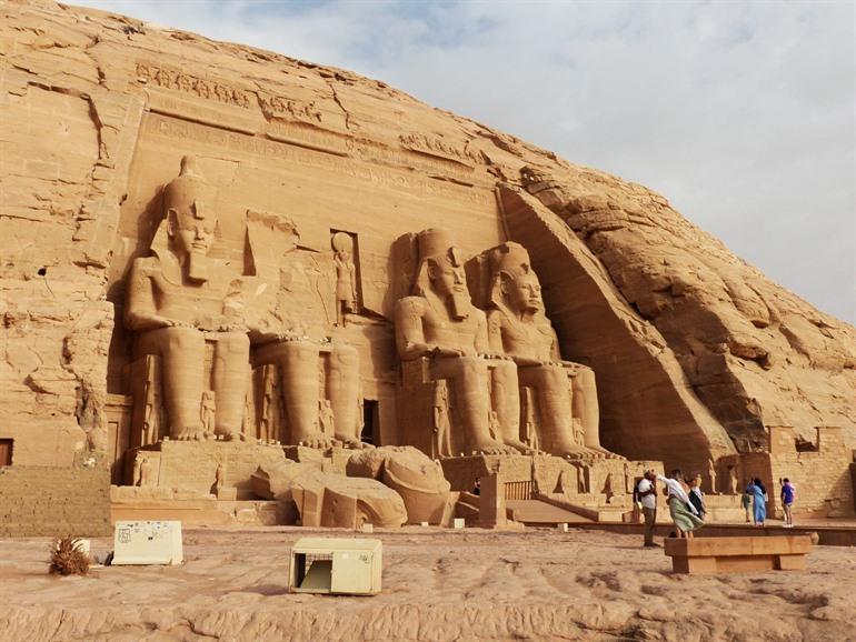 Uitzicht op de tempel van Abu Simpel