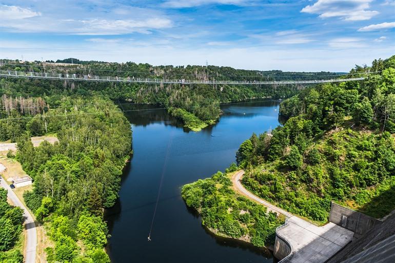 Uitzicht op de Titan RT brug, de langste hangbrug van Duitsland