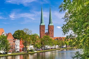 Uitzicht op de torenspitzen van de Lübecker Dom, Duitsland