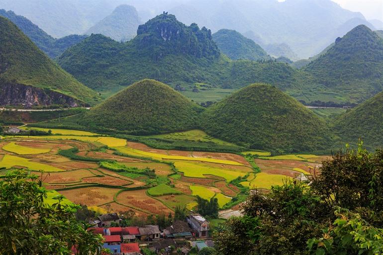 Uitzicht op de Twin Mountains bij Quan Ba Heaven Gate