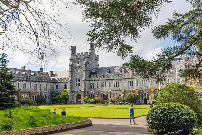 Uitzicht op de Universiteit van Cork, Ierland
