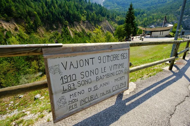 Uitzicht op de Vajontdam in de vallei van de Monte Toc