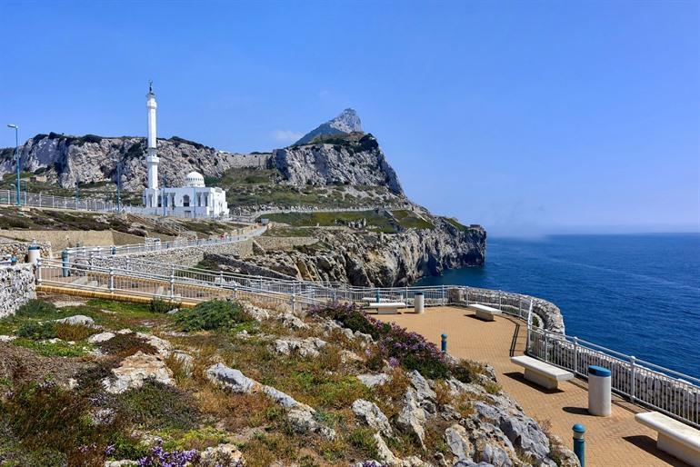Uitzicht op Europa Point en de Ibrahim-al-Ibrahim-moskee in Gibraltar