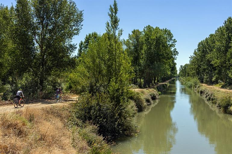 Uitzicht op fietsers langs Canal de Castilla, Palencia