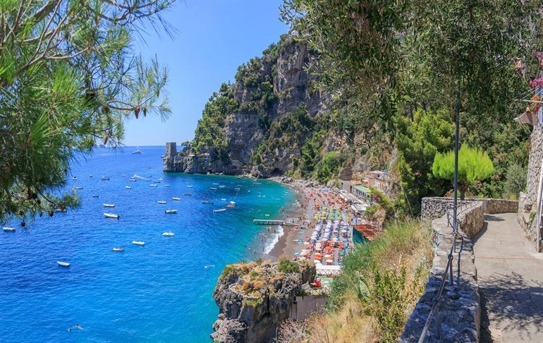 Uitzicht op Fornillo Beach in Positano