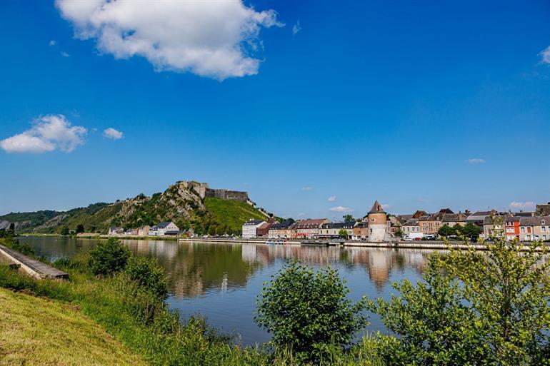 Uitzicht op Givet aan de Meuse-rivier