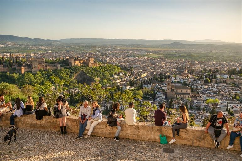 Uitzicht op het Alhambra vanaf Mirador de San Nicolas bij zonsondergang