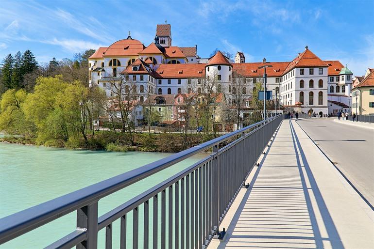Uitzicht op het Benedictijnerklooster St. Mang vanaf de Leckbrücke, Füssen