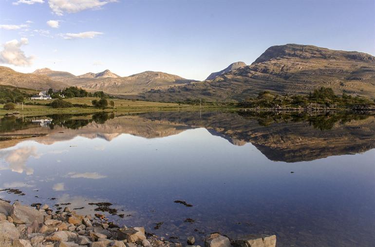 Uitzicht op het berglandschap en Loch Torridon, Schotland
