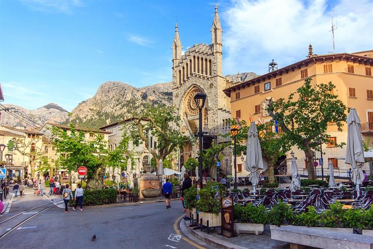 Uitzicht op het centrum en de kerk van Sóller, Mallorca