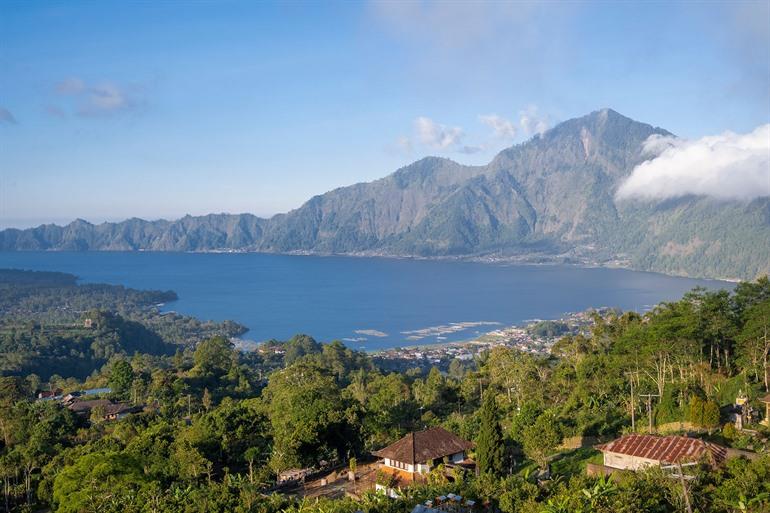 Uitzicht op het Danau Batur, meer aan de voet van de Batur-vulkaan